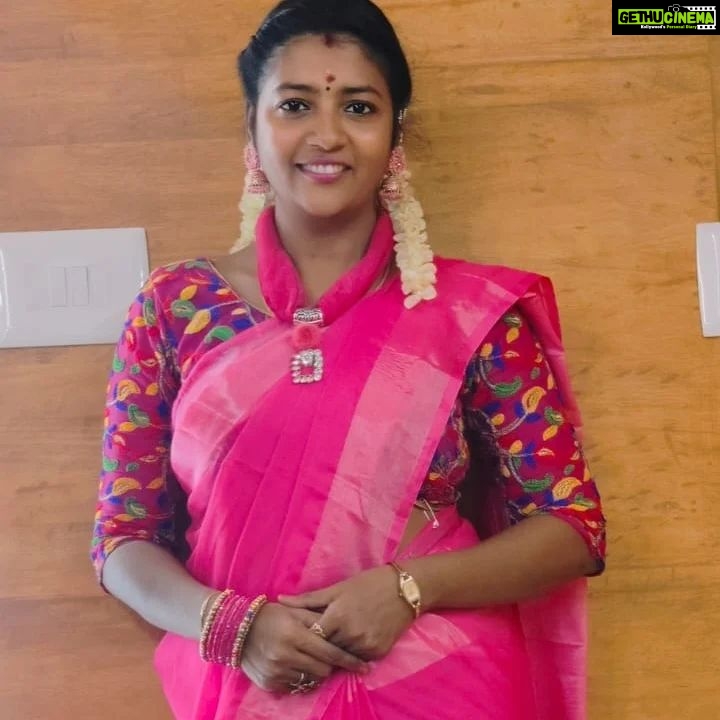 Annabharathi Berchmans Instagram - " முதல் முறை விழுந்து விட்டோம் என்று பயந்துவிட்டால் மிதிவண்டி ஓட்ட கூட பழகி இருக்க முடியாது வாழ்க்கையும் அது போல தான் .." இனிமையான ஞாயிறு வணக்கம் நண்பர்களே ❤🎤🙏 #Annabharathi #anbudanannabarathi #happysunday