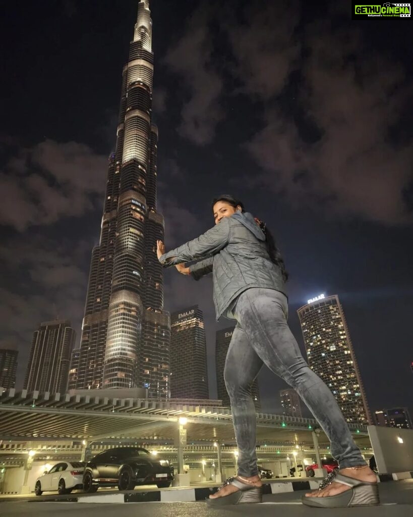 Annabharathi Berchmans Instagram - world tallest tower Burj Khalifa - Dubai #dubai #dubaiburjkhalifa #worldtallestower #burjkhalifa #annabharathi #anbudanannabharathi