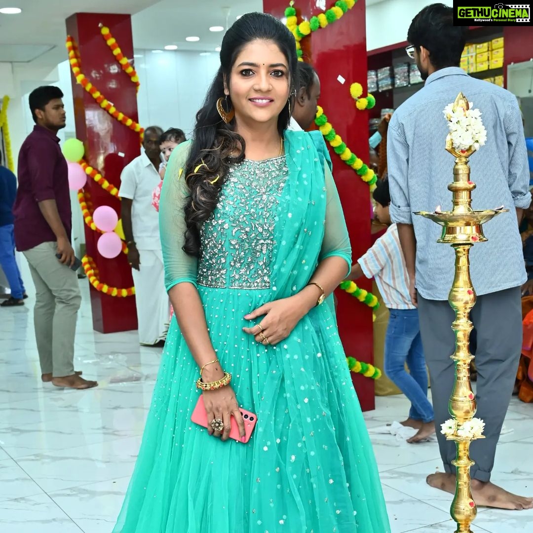Annabharathi Berchmans Instagram - எங்கள் கோவில்பட்டியில் "VSA Fashions" grand opening ceremony 💪❤ #Annabharathi #anbudanannabarathi #kovilpatti #kovilpatti_city #vsafashions #grandopening #grandopeningevent #GrandOpeningCeremony beautiful makeup & hairstyle :@contourqueens_makeover