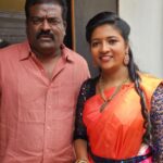 Annabharathi Berchmans Instagram – நேற்று  சென்னையில் தமிழ்க் குடிமகன்  திரைப்பட இசை வெளியீட்டு விழாவில்  தொகுத்து வழங்கிய போது உங்கள் அன்னபாரதி..❤🎤🙏
#Annabharathi  #AnbudanAnnabharathi #Tamilkudimagan #seransir #Sheran #Sarathkumar #Ameer #MariSelvaraj #arudoss #ravimarya #anchoring #tamilanchoring #chennai