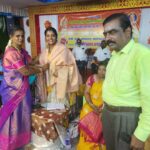 Annabharathi Berchmans Instagram – தொடர்ந்து  5-வது  முறையாக கோவில்பட்டி அருகே மீனாட்சிபுரம்  ரசிகர்கள் மத்தியில் நேற்று பேசியதில்  மிக்க மகிழ்ச்சி .. “பெண்களின் பார்வையில் ஆண்கள் ஹீரோவா? ஜீரோவா?” என்ற தலைப்பில்  பேசினோம் . audio super audience double super 😍💪🎤❤. விரைவில் “அன்புடன்  அன்னபாரதி” youtube சேனலில் நீங்கள் கண்டு களிக்கலாம். நன்றி ரசிகப் பெருமக்களே🙏 
#Annabharathi #anbudannnabharathi #pattimandram #comedy #kovilpatti #meenachipuram #tamilpattimandram comedypattimandram