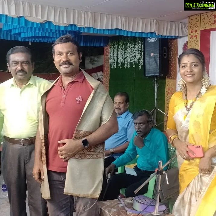 Annabharathi Berchmans Instagram - தொடர்ந்து 5-வது முறையாக கோவில்பட்டி அருகே மீனாட்சிபுரம் ரசிகர்கள் மத்தியில் நேற்று பேசியதில் மிக்க மகிழ்ச்சி .. "பெண்களின் பார்வையில் ஆண்கள் ஹீரோவா? ஜீரோவா?" என்ற தலைப்பில் பேசினோம் . audio super audience double super 😍💪🎤❤. விரைவில் "அன்புடன் அன்னபாரதி" youtube சேனலில் நீங்கள் கண்டு களிக்கலாம். நன்றி ரசிகப் பெருமக்களே🙏 #Annabharathi #anbudannnabharathi #pattimandram #comedy #kovilpatti #meenachipuram #tamilpattimandram comedypattimandram