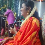 Annabharathi Berchmans Instagram – நேற்று(15.10.23) சுரண்டை அருகே சுப்பையாபுரத்தில்  நான் நடுவராகப்  பங்கேற்ற  நகைச்சுவை பட்டிமன்றம். நிகழ்ச்சியின் முடிவில் “குறுகுறு பாய்ஸ்” என்று புது டீமே செட்  ஆகிவிட்டார்கள்.. மிக்க மகிழ்ச்சி நன்றி 👍😍🎤
#Annabharathi #AnbudanAnnabharathi #pattimndram #comedypattimandram #Surandai #subbaiyapuram