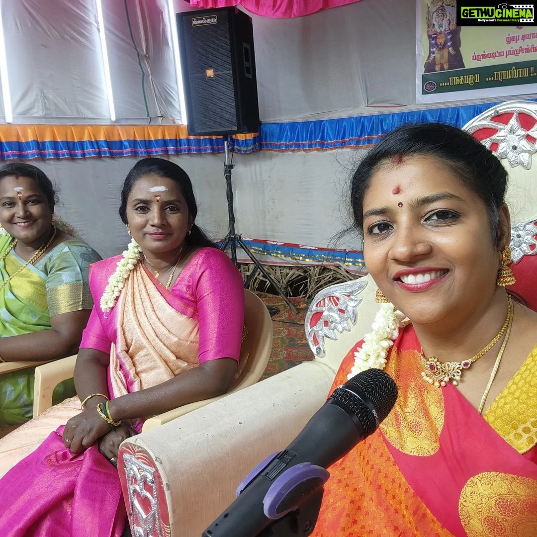 Annabharathi Berchmans Instagram - நேற்று(15.10.23) சுரண்டை அருகே சுப்பையாபுரத்தில் நான் நடுவராகப் பங்கேற்ற நகைச்சுவை பட்டிமன்றம். நிகழ்ச்சியின் முடிவில் "குறுகுறு பாய்ஸ்" என்று புது டீமே செட் ஆகிவிட்டார்கள்.. மிக்க மகிழ்ச்சி நன்றி 👍😍🎤 #Annabharathi #AnbudanAnnabharathi #pattimndram #comedypattimandram #Surandai #subbaiyapuram