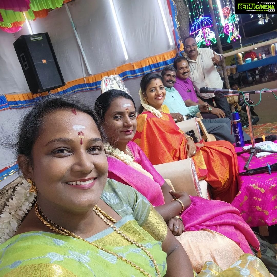 Annabharathi Berchmans Instagram - நேற்று(15.10.23) சுரண்டை அருகே சுப்பையாபுரத்தில் நான் நடுவராகப் பங்கேற்ற நகைச்சுவை பட்டிமன்றம். நிகழ்ச்சியின் முடிவில் "குறுகுறு பாய்ஸ்" என்று புது டீமே செட் ஆகிவிட்டார்கள்.. மிக்க மகிழ்ச்சி நன்றி 👍😍🎤 #Annabharathi #AnbudanAnnabharathi #pattimndram #comedypattimandram #Surandai #subbaiyapuram