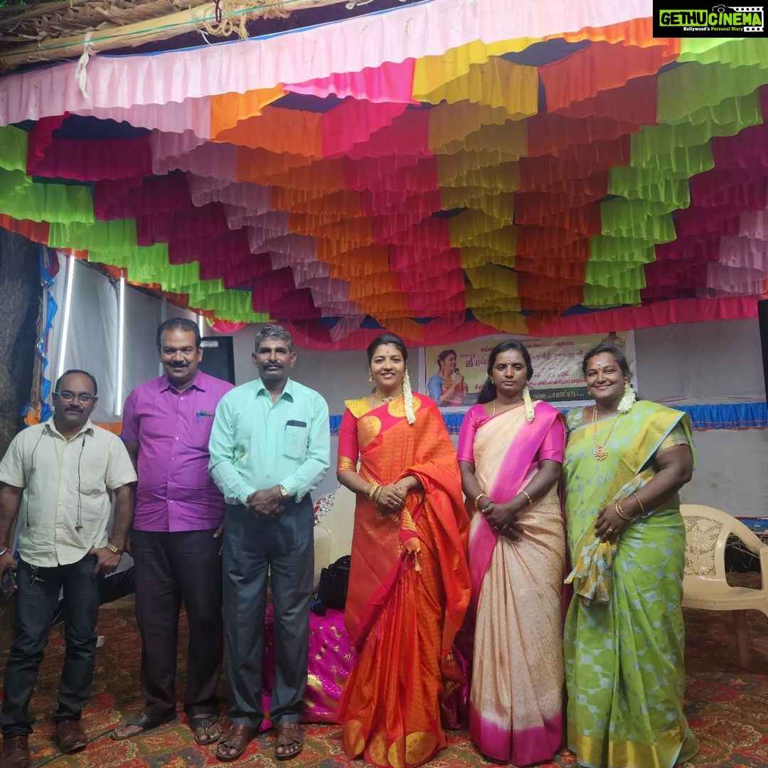 Annabharathi Berchmans Instagram - நேற்று(15.10.23) சுரண்டை அருகே சுப்பையாபுரத்தில் நான் நடுவராகப் பங்கேற்ற நகைச்சுவை பட்டிமன்றம். நிகழ்ச்சியின் முடிவில் "குறுகுறு பாய்ஸ்" என்று புது டீமே செட் ஆகிவிட்டார்கள்.. மிக்க மகிழ்ச்சி நன்றி 👍😍🎤 #Annabharathi #AnbudanAnnabharathi #pattimndram #comedypattimandram #Surandai #subbaiyapuram