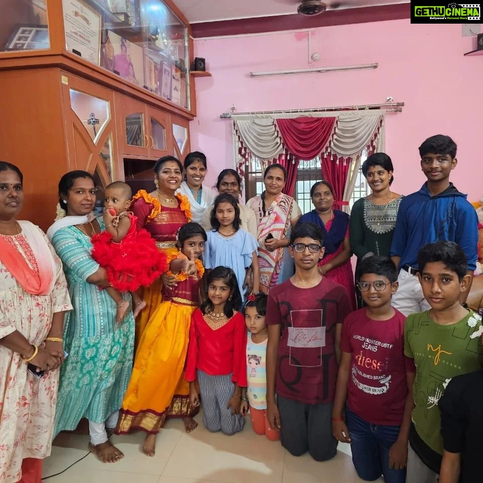 Annabharathi Berchmans Instagram - இன்று (15.10.15)அன்பு மகள் ஆஷிகா பாரதி மற்றும் மகன் அஜயின் பிறந்த நாள் கொண்டாட்டம். காலையில் கோவில்பட்டி "வெளிச்சம் முதியோர் இல்லத்தில்" ஆரம்பித்து இரவு நண்பர்களுடன் கேக் வெட்டி கொண்டாடப்பட்டது . இந்த நல்ல நிகழ்வை தங்களுடன் பகிர்ந்து கொள்வதில் மிக்க மகிழ்ச்சி நண்பர்களே.. உறவுகளே .. ரசிகர்களே ❤💗 beautiful mom and daughter combo dress :@r_s_fashion_designer #annabharathi #anbudanannabharathi #happybirthday