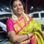 Annabharathi Berchmans Instagram - நேற்று(12.10.23) ராஜபாளையம் அருகே சொக்கநாதன்புத்தூரில் என் தலைமையிலான சிந்தனை கலந்த நகைச்சுவை பட்டிமன்றம். "பக்தியையும், பண்பாட்டையும் பேணிக்காப்பது ஆண்களா? பெண்களா?" என்ற தலைப்பில் பேசினோம். சொல்லக்கூடாது இருந்தாலும் சொல்கிறேன் நிகழ்ச்சியின் முடிவில் ஒரு முதியவர் வந்து என் காலில் விழுந்து விட்டார்.. ஐயா ஐயா நாங்கள் தான் என்று என்றைக்கும் உங்கள் காலில் விழ வேண்டும் என்று அவரிடம் ஆசிர் பெற்றுக் கொண்டேன். என் வாழ்நாளில் இது போல ஒரு தமிழ் ஆளுமை கொண்ட பேச்சு நான் இதுவரை கேட்டதில்லை என்று மனதார வாழ்த்தினார்.. மிக்க நன்றி ஐயா . தங்களைப் போல பெரியவர்களின் வாழ்த்து கிடைப்பதில் நான் பேரு பெற்றேன் . மக்களை சிந்தனை கலந்து மகிழ்விப்பதில் இரட்டிப்பான மகிழ்ச்சி எங்களைப் போன்ற பட்டிமன்ற பேச்சாளர்களுக்கு.. இறைவனுக்கு நன்றி 👍😍🙏 #Annabharathi #AnbudanAnnabharathi #pattimandram #speech #sokkanathanputhur #rajapalayam beautiful blouse :@sri_aari_bridal_blouse_designe