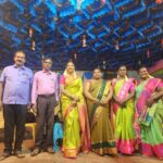 Annabharathi Berchmans Instagram - நேற்று(12.10.23) ராஜபாளையம் அருகே சொக்கநாதன்புத்தூரில் என் தலைமையிலான சிந்தனை கலந்த நகைச்சுவை பட்டிமன்றம். "பக்தியையும், பண்பாட்டையும் பேணிக்காப்பது ஆண்களா? பெண்களா?" என்ற தலைப்பில் பேசினோம். சொல்லக்கூடாது இருந்தாலும் சொல்கிறேன் நிகழ்ச்சியின் முடிவில் ஒரு முதியவர் வந்து என் காலில் விழுந்து விட்டார்.. ஐயா ஐயா நாங்கள் தான் என்று என்றைக்கும் உங்கள் காலில் விழ வேண்டும் என்று அவரிடம் ஆசிர் பெற்றுக் கொண்டேன். என் வாழ்நாளில் இது போல ஒரு தமிழ் ஆளுமை கொண்ட பேச்சு நான் இதுவரை கேட்டதில்லை என்று மனதார வாழ்த்தினார்.. மிக்க நன்றி ஐயா . தங்களைப் போல பெரியவர்களின் வாழ்த்து கிடைப்பதில் நான் பேரு பெற்றேன் . மக்களை சிந்தனை கலந்து மகிழ்விப்பதில் இரட்டிப்பான மகிழ்ச்சி எங்களைப் போன்ற பட்டிமன்ற பேச்சாளர்களுக்கு.. இறைவனுக்கு நன்றி 👍😍🙏 #Annabharathi #AnbudanAnnabharathi #pattimandram #speech #sokkanathanputhur #rajapalayam beautiful blouse :@sri_aari_bridal_blouse_designe