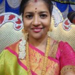 Annabharathi Berchmans Instagram - நேற்று(12.10.23) ராஜபாளையம் அருகே சொக்கநாதன்புத்தூரில் என் தலைமையிலான சிந்தனை கலந்த நகைச்சுவை பட்டிமன்றம். "பக்தியையும், பண்பாட்டையும் பேணிக்காப்பது ஆண்களா? பெண்களா?" என்ற தலைப்பில் பேசினோம். சொல்லக்கூடாது இருந்தாலும் சொல்கிறேன் நிகழ்ச்சியின் முடிவில் ஒரு முதியவர் வந்து என் காலில் விழுந்து விட்டார்.. ஐயா ஐயா நாங்கள் தான் என்று என்றைக்கும் உங்கள் காலில் விழ வேண்டும் என்று அவரிடம் ஆசிர் பெற்றுக் கொண்டேன். என் வாழ்நாளில் இது போல ஒரு தமிழ் ஆளுமை கொண்ட பேச்சு நான் இதுவரை கேட்டதில்லை என்று மனதார வாழ்த்தினார்.. மிக்க நன்றி ஐயா . தங்களைப் போல பெரியவர்களின் வாழ்த்து கிடைப்பதில் நான் பேரு பெற்றேன் . மக்களை சிந்தனை கலந்து மகிழ்விப்பதில் இரட்டிப்பான மகிழ்ச்சி எங்களைப் போன்ற பட்டிமன்ற பேச்சாளர்களுக்கு.. இறைவனுக்கு நன்றி 👍😍🙏 #Annabharathi #AnbudanAnnabharathi #pattimandram #speech #sokkanathanputhur #rajapalayam beautiful blouse :@sri_aari_bridal_blouse_designe