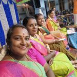 Annabharathi Berchmans Instagram - நேற்று(12.10.23) ராஜபாளையம் அருகே சொக்கநாதன்புத்தூரில் என் தலைமையிலான சிந்தனை கலந்த நகைச்சுவை பட்டிமன்றம். "பக்தியையும், பண்பாட்டையும் பேணிக்காப்பது ஆண்களா? பெண்களா?" என்ற தலைப்பில் பேசினோம். சொல்லக்கூடாது இருந்தாலும் சொல்கிறேன் நிகழ்ச்சியின் முடிவில் ஒரு முதியவர் வந்து என் காலில் விழுந்து விட்டார்.. ஐயா ஐயா நாங்கள் தான் என்று என்றைக்கும் உங்கள் காலில் விழ வேண்டும் என்று அவரிடம் ஆசிர் பெற்றுக் கொண்டேன். என் வாழ்நாளில் இது போல ஒரு தமிழ் ஆளுமை கொண்ட பேச்சு நான் இதுவரை கேட்டதில்லை என்று மனதார வாழ்த்தினார்.. மிக்க நன்றி ஐயா . தங்களைப் போல பெரியவர்களின் வாழ்த்து கிடைப்பதில் நான் பேரு பெற்றேன் . மக்களை சிந்தனை கலந்து மகிழ்விப்பதில் இரட்டிப்பான மகிழ்ச்சி எங்களைப் போன்ற பட்டிமன்ற பேச்சாளர்களுக்கு.. இறைவனுக்கு நன்றி 👍😍🙏 #Annabharathi #AnbudanAnnabharathi #pattimandram #speech #sokkanathanputhur #rajapalayam beautiful blouse :@sri_aari_bridal_blouse_designe