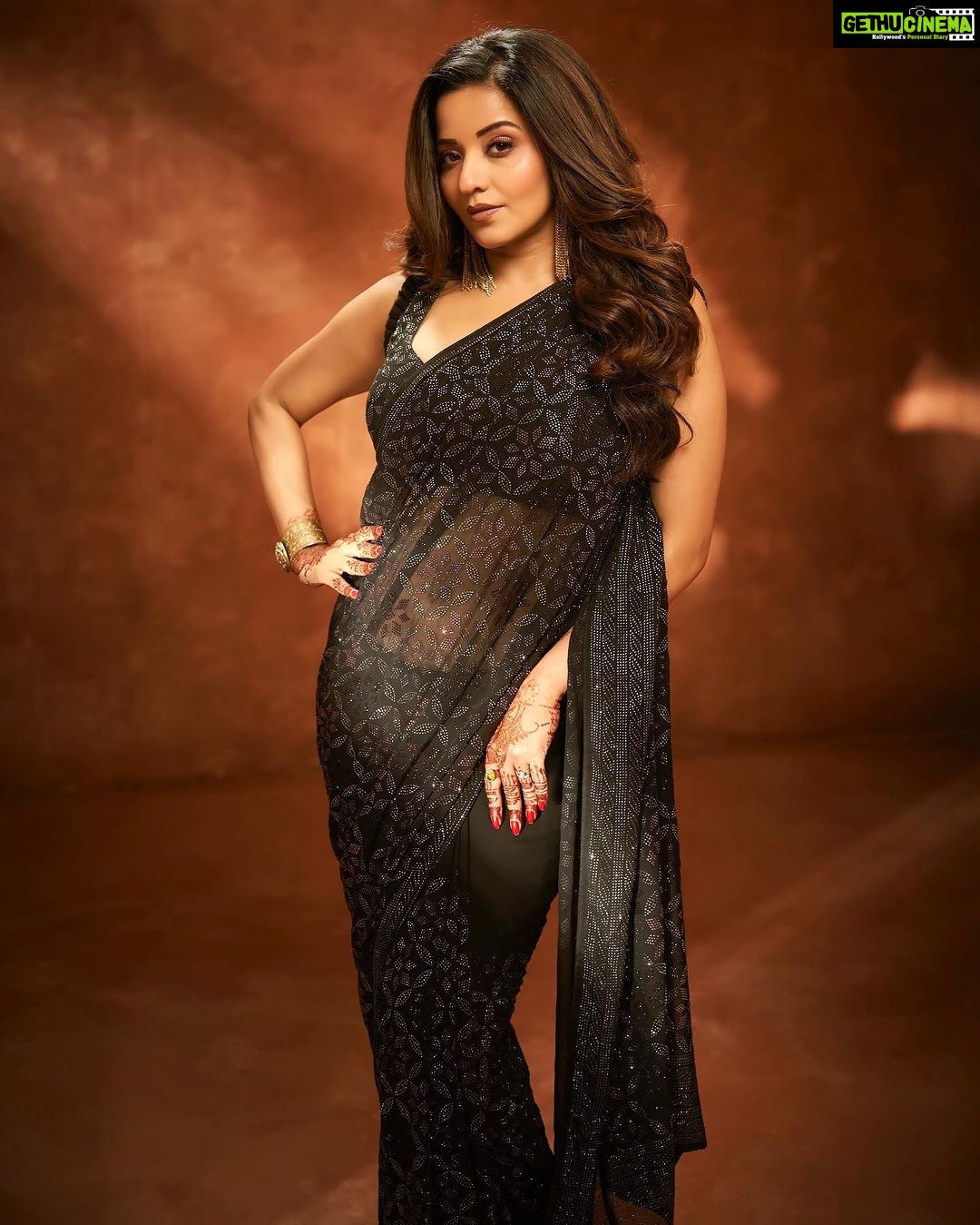 Antara Biswas Instagram - Drenched in tradition✨ Honoured to be associated with @kasheedaasarees @julahaasarees #ad #monalisa #association #fashionlover #kasheedaa #julahaasarees #traditionalsaree #indianfashionwear #happydiwali #indian #festival #festivalseason Mua: @sachinmakeupartist1 Hairstyling: @shab_qureshi786 Assisted by: @deepakpathak663 Managed by: @riyashhh269