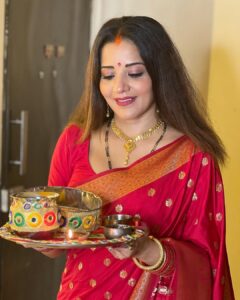 Antara Biswas Instagram - Such An Amazing Feeling… 🙏🙏… Blessed To Have You @vikrant8235 in my Life ❤️… #HAPPYKarwachauth 🙏… #longdistance #hubby #loveyou

Thank You @deepakpathak663 for capturing me every moment… #greatsupport