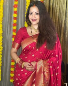 Antara Biswas Instagram - Such An Amazing Feeling… 🙏🙏… Blessed To Have You @vikrant8235 in my Life ❤️… #HAPPYKarwachauth 🙏… #longdistance #hubby #loveyou

Thank You @deepakpathak663 for capturing me every moment… #greatsupport