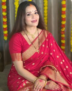 Antara Biswas Instagram - Such An Amazing Feeling… 🙏🙏… Blessed To Have You @vikrant8235 in my Life ❤️… #HAPPYKarwachauth 🙏… #longdistance #hubby #loveyou Thank You @deepakpathak663 for capturing me every moment… #greatsupport