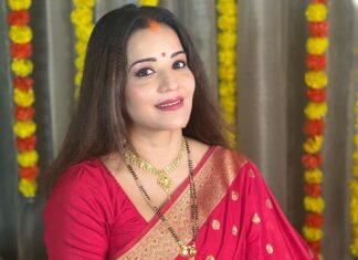 Antara Biswas Instagram - Such An Amazing Feeling… 🙏🙏… Blessed To Have You @vikrant8235 in my Life ❤️… #HAPPYKarwachauth 🙏… #longdistance #hubby #loveyou Thank You @deepakpathak663 for capturing me every moment… #greatsupport