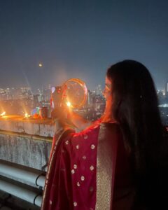 Antara Biswas Instagram - Such An Amazing Feeling… 🙏🙏… Blessed To Have You @vikrant8235 in my Life ❤️… #HAPPYKarwachauth 🙏… #longdistance #hubby #loveyou

Thank You @deepakpathak663 for capturing me every moment… #greatsupport