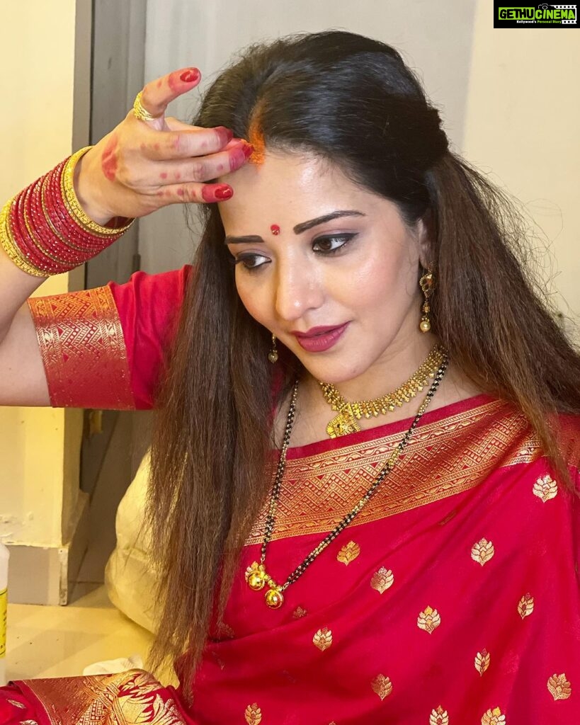 Antara Biswas Instagram - Such An Amazing Feeling… 🙏🙏… Blessed To Have You @vikrant8235 in my Life ❤️… #HAPPYKarwachauth 🙏… #longdistance #hubby #loveyou Thank You @deepakpathak663 for capturing me every moment… #greatsupport