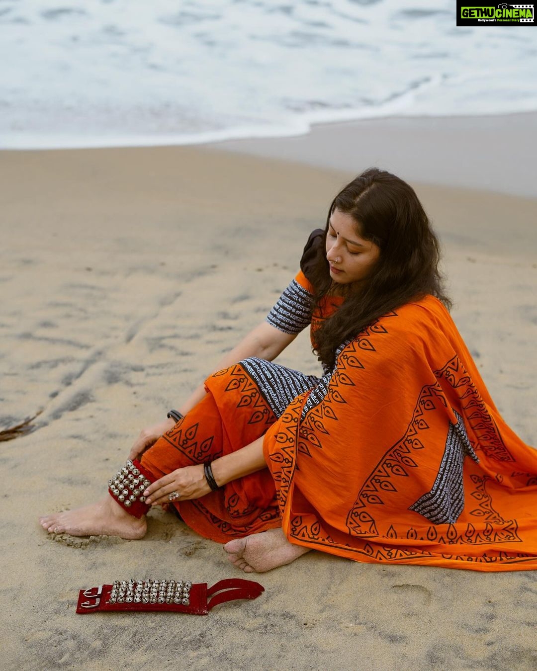Anumol Instagram - 🌟 "Rebirth and Resurgence! 🌟 It's a time for new beginnings as I embark on the journey to restart my dance, and we are relaunching Mohit Craft @mohitcraft , a boutique born out of pure passion for handlooms and handcrafts. With our roots in the US and Canada, as we take these exciting steps today, we humbly seek all your support and blessings. 🙏 Join us on this adventure, as we celebrate art, culture, and creativity! 🌍✨ Don't forget to follow @mohitcraft to stay updated on our journey! Clicked by @chitrapriyadarshini Saree @mohitcraft #Restart #DancePassion #MohitCraft #Handlooms #Handcrafts #Artistry #NewBeginning #Mohitsaree #Anumol #Anuyathra