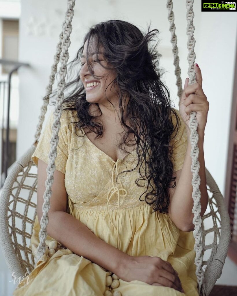 Anumol Instagram - 📸 When Rahul V Raju @rvrimpressions dropped by, we couldn't resist a casual photoshoot. This balcony was a major reason for choosing this flat, and sipping coffee on this swing with a river view never fails to calm my mind. In front of the camera, I've grown more confident in my own skin, appreciating all its imperfections. #Anumol #Anuyathra #PhotoshootFun #BalconyViews #CoffeeTime #RiverView #Confidence #embraceimperfections Kalamassery, India