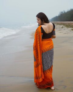 Anumol Instagram - Wearing a @mohitcraft saree 🧡🖤

Captured by @chitrapriyadarshini 
Shoot support @nattupaathakal 

#sareeshoots #saree #mohitsaree #anumol #anuyathra #mohitcraft
