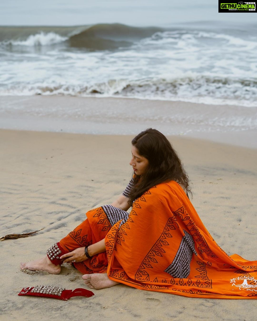 Anumol Instagram - 🌟 "Rebirth and Resurgence! 🌟 It's a time for new beginnings as I embark on the journey to restart my dance, and we are relaunching Mohit Craft @mohitcraft , a boutique born out of pure passion for handlooms and handcrafts. With our roots in the US and Canada, as we take these exciting steps today, we humbly seek all your support and blessings. 🙏 Join us on this adventure, as we celebrate art, culture, and creativity! 🌍✨ Don't forget to follow @mohitcraft to stay updated on our journey! Clicked by @chitrapriyadarshini Saree @mohitcraft #Restart #DancePassion #MohitCraft #Handlooms #Handcrafts #Artistry #NewBeginning #Mohitsaree #Anumol #Anuyathra