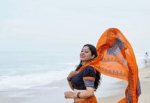Anumol Instagram - Wearing a @mohitcraft saree 🧡🖤 Captured by @chitrapriyadarshini Shoot support @nattupaathakal #sareeshoots #saree #mohitsaree #anumol #anuyathra #mohitcraft