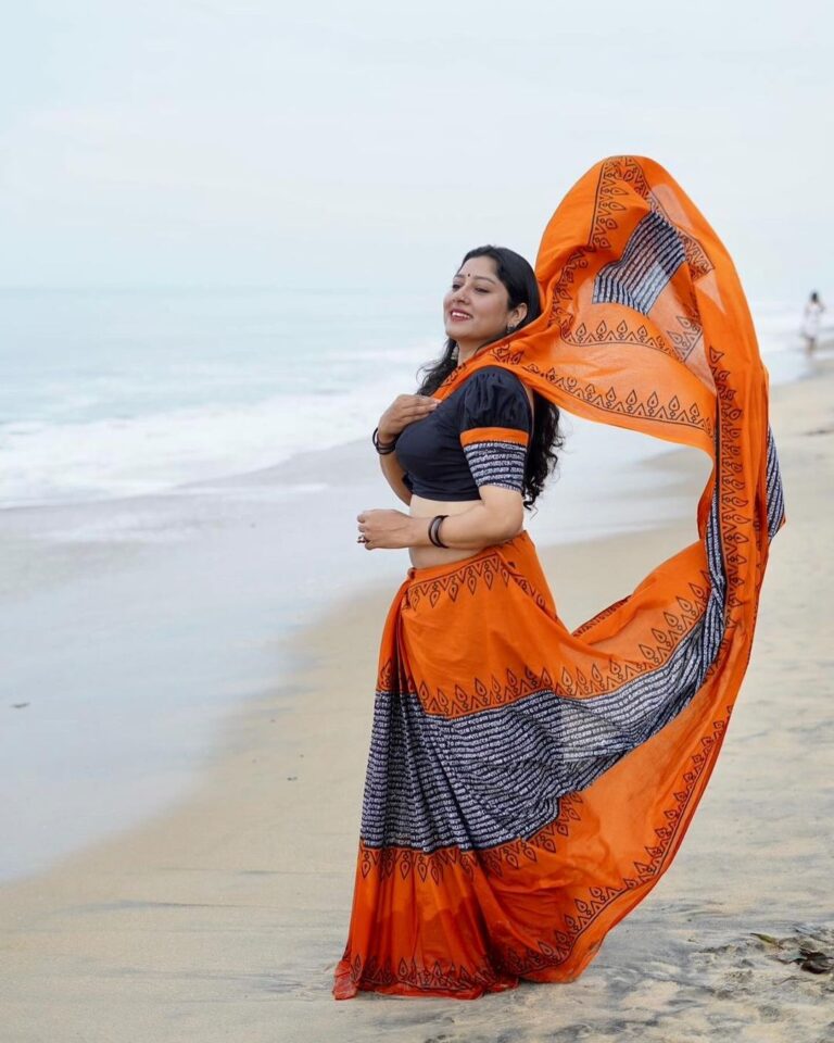 Anumol Instagram - Wearing a @mohitcraft saree 🧡🖤 Captured by @chitrapriyadarshini Shoot support @nattupaathakal #sareeshoots #saree #mohitsaree #anumol #anuyathra #mohitcraft
