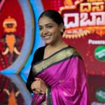 Anupama Gowda Instagram - ನಾಡು, ನುಡಿ, ಜನ ಹಾಗೂ ಜೀವನವನ್ನು ಕಟ್ಟಿಕೊಟ್ಟ ನಾಡಿಗೆ ನನ್ನ ವಂದನೆಗಳು. ನಿತ್ಯ ಕನ್ನಡವನ್ನು ಬಳಸಿ ಬೆಳೆಸುತ್ತಿರುವ ಹೊರನಾಡು, ಗಡಿನಾಡು ಮತ್ತು ಕರುನಾಡ ಕನ್ನಡಿಗರಿಗೆ ರಾಜ್ಯೋತ್ಸವದ ಶುಭಾಶಯಗಳು. Saree: @kridharaga Blouse: @kalasthreebytejaswinikranthi