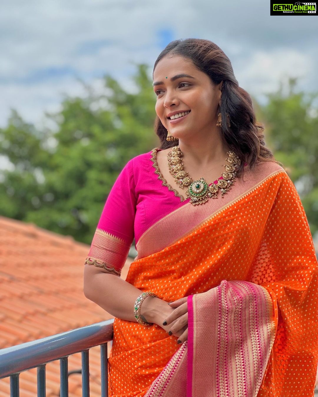 Anupama Gowda Instagram - Saree not sorry for stealing the show 🙈 Styling: @tejukranthi Assisted by ; @khushi_jagadisha Saree: @the_glamhouse_designer_studio Jewellery: @waymore_priyanka Mua: @makeover_by_rohiniaarya @makeoverwith_vandana Bangalore, India