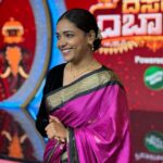 Anupama Gowda Instagram - ನಾಡು, ನುಡಿ, ಜನ ಹಾಗೂ ಜೀವನವನ್ನು ಕಟ್ಟಿಕೊಟ್ಟ ನಾಡಿಗೆ ನನ್ನ ವಂದನೆಗಳು. ನಿತ್ಯ ಕನ್ನಡವನ್ನು ಬಳಸಿ ಬೆಳೆಸುತ್ತಿರುವ ಹೊರನಾಡು, ಗಡಿನಾಡು ಮತ್ತು ಕರುನಾಡ ಕನ್ನಡಿಗರಿಗೆ ರಾಜ್ಯೋತ್ಸವದ ಶುಭಾಶಯಗಳು. Saree: @kridharaga Blouse: @kalasthreebytejaswinikranthi
