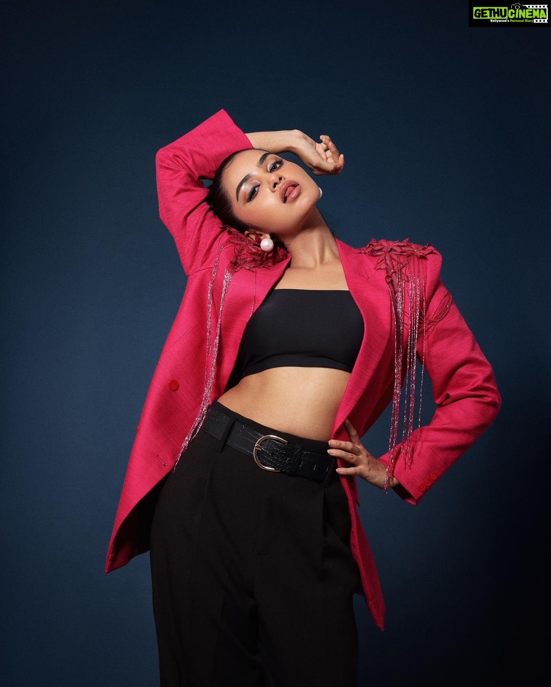 Anupama Parameswaran Instagram - I thought I hate pink… Guess not anymore 🦩 Love this series 🤩 Outfit : @ewoke.studio MUA : myself Jewellery: @thetrinkaholic Styling : @sandhya__sabbavarapu @team_sandhya Photography : @pranav.foto Hair : @koli_sarika7313 Styling assistant : @styled_bysonali_