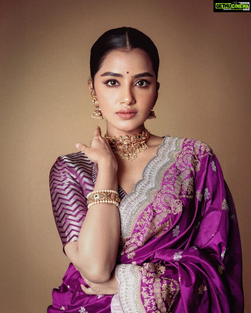 Anupama Parameswaran Instagram - Touch of purple. Hint of elegance. World of magic. Outfit : @tanva_by_deepika Styling : @sandhya__sabbavarapu @team_sandhya Photography : @pranav.foto Styling assistant : @styled_bysonali_