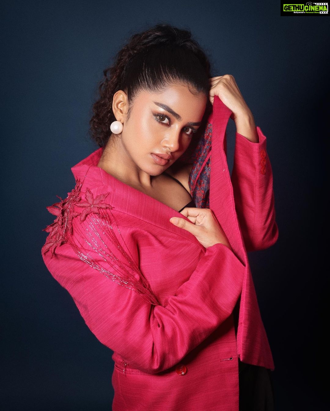 Anupama Parameswaran Instagram - I thought I hate pink… Guess not anymore 🦩 Love this series 🤩 Outfit : @ewoke.studio MUA : myself Jewellery: @thetrinkaholic Styling : @sandhya__sabbavarapu @team_sandhya Photography : @pranav.foto Hair : @koli_sarika7313 Styling assistant : @styled_bysonali_
