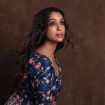 Anupriya Goenka Instagram – I am what, I am seeking for… 

Have understood this cerebrally- have to put this understanding in practice now. 

Wearing @ajdofficial 
@vblitzcommunications 
Makeup @komzy_le 
Hair @kahkashaaaan 
Photography @vishwasgonsalves 

#musings #festival #light #fyp
