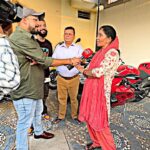Anurag Dobhal Instagram - Maa Papa On National TV ❤️🧿👑 . . . #theuk07rider #influencer #shotoniphone #superbikes #modified #youtuber #iphone #14promax #echo #reelkarofeelkaro #reelitfeelit #reelsinstagram #newsuperbike #hayabusa #delivery #meetup #bmw #bmw1250gsa #gsadventure #gsa #mustang #ford #bmw #s1000rr #ducati