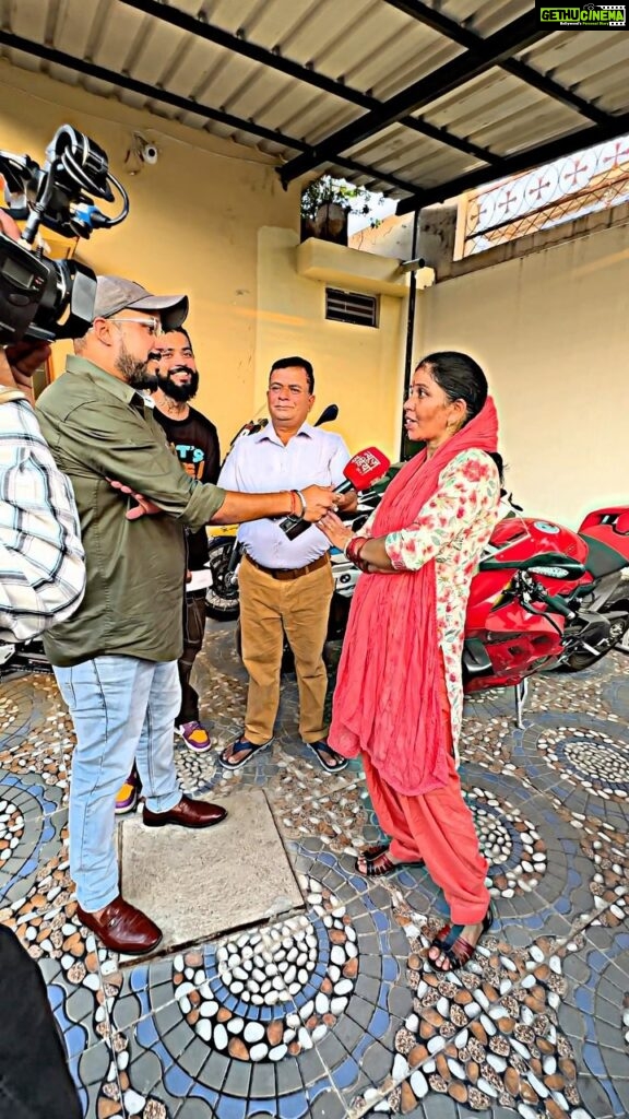 Anurag Dobhal Instagram - Maa Papa On National TV ❤️🧿👑 . . . #theuk07rider #influencer #shotoniphone #superbikes #modified #youtuber #iphone #14promax #echo #reelkarofeelkaro #reelitfeelit #reelsinstagram #newsuperbike #hayabusa #delivery #meetup #bmw #bmw1250gsa #gsadventure #gsa #mustang #ford #bmw #s1000rr #ducati