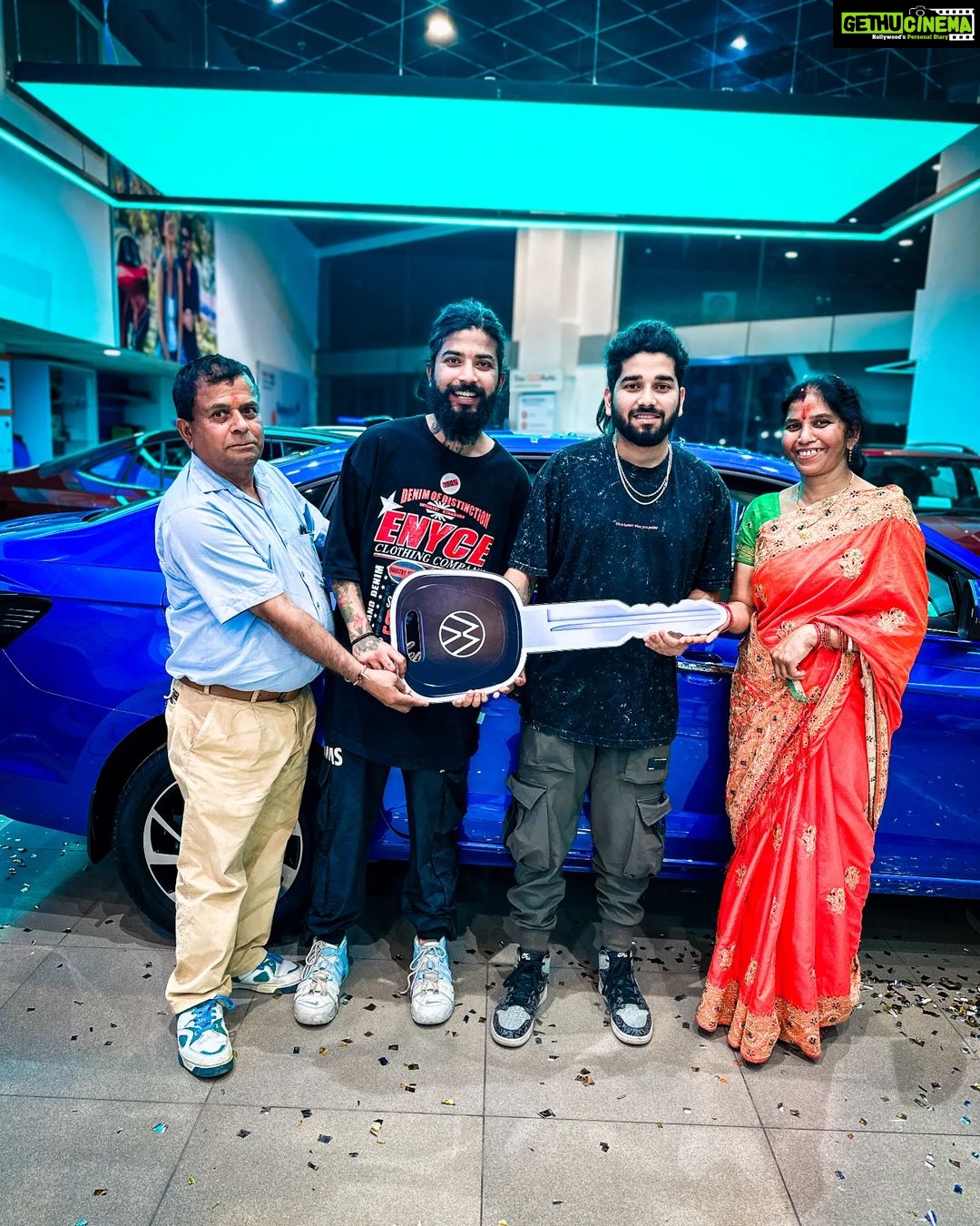 Anurag Dobhal Instagram - Bus Mehnat ka flex hai 🧿🚀❤️ . . . #theuk07rider #influencer #shotoniphone #superbikes #modified #youtuber #iphone #14promax #echo #reelkarofeelkaro #reelitfeelit #reelsinstagram #newsuperbike #hayabusa #delivery #meetup #bhopal #bmw #bmw1250gsa #gsadventure #gsa #northsikkim #4M #mustanggt #mustang #ford #bmw #s1000rr #mpro #bmws1000rr k Dehradun, Uttarakhand
