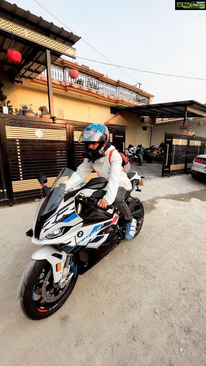 Anurag Dobhal Instagram - Ye check karkey app ❤️👑 . . . #theuk07rider #influencer #shotoniphone #superbikes #modified #youtuber #iphone #14promax #echo #reelkarofeelkaro #reelitfeelit #reelsinstagram #newsuperbike #hayabusa #delivery #meetup #bhopal #bmw #bmw1250gsa #gsadventure #gsa #northsikkim #4M #mustanggt #mustang #ford #bmw #s1000rr #mpro #bmws1000rr