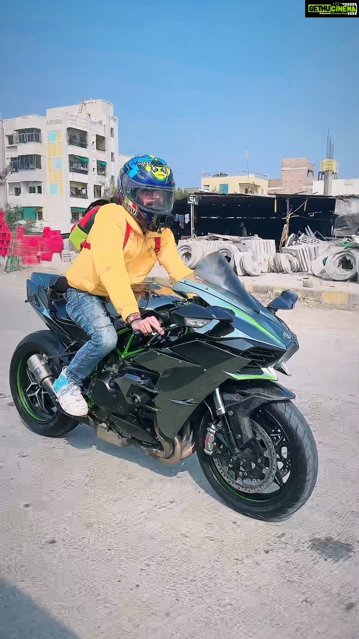 Anurag Dobhal Instagram - Guess Kidhar Jaari Hai Apni H2 😍❤️ . . . #theuk07rider #influencer #shotoniphone #superbikes #modified #youtuber #iphone #14promax #echo #reelkarofeelkaro #reelitfeelit #reelsinstagram #newsuperbike #hayabusa #delivery #meetup #bhopal #bmw #bmw1250gsa #gsadventure #gsa #northsikkim #4M #mustanggt #mustang #ford #supercars #h2 #ninjah2 #delivery