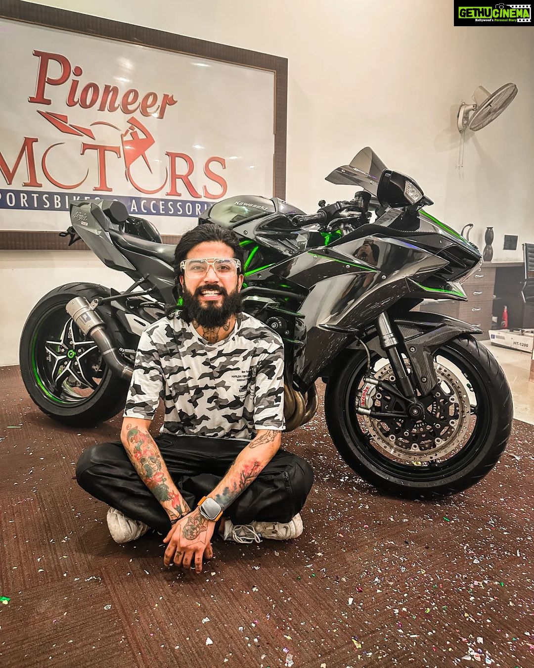 Anurag Dobhal Instagram - 4 Saal Ki Mehnat 💣❤️🧿 The Mighty Ninja H2 🧿❤️ . . . #theuk07rider #influencer #shotoniphone #superbikes #modified #youtuber #iphone #14promax #echo #reelkarofeelkaro #reelitfeelit #reelsinstagram #newsuperbike #hayabusa #delivery #meetup #bhopal #bmw #bmw1250gsa #gsadventure #gsa #northsikkim #4M #mustanggt #mustang #ford #supercars #h2 #ninjah2 #delivery Nagpur Meri Jaan