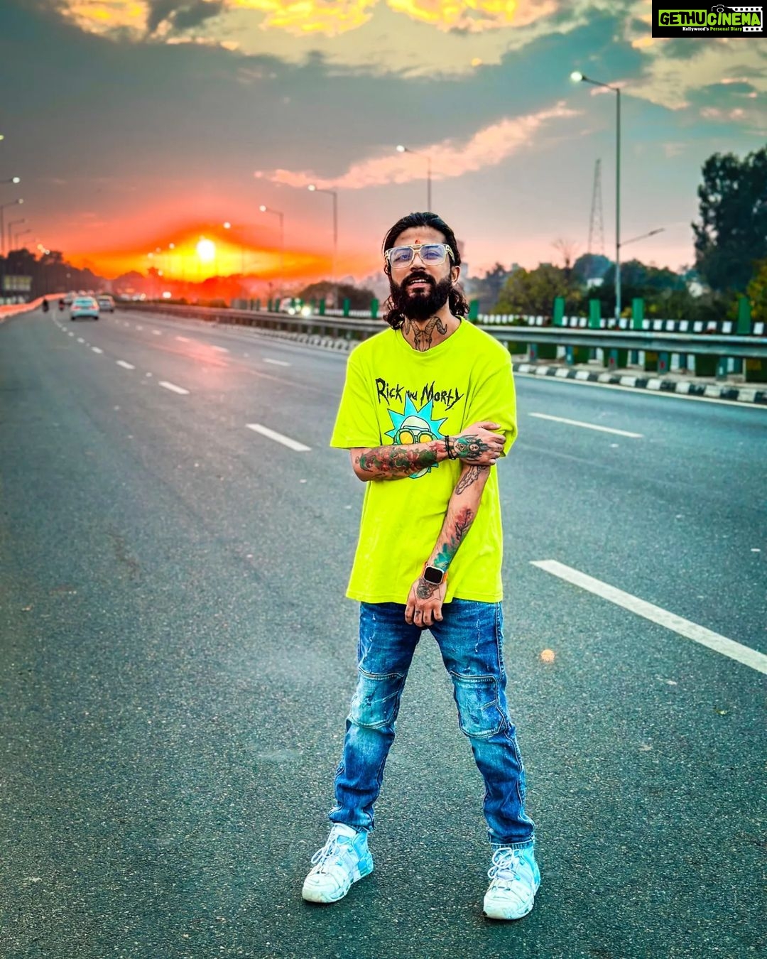 Anurag Dobhal Instagram - 10 Rupee Ki Pepsi 😍🚀 Babu Bhaiya Sexy 🧿😌 . . . #theuk07rider #influencer #shotoniphone #superbikes #modified #youtuber #iphone #14promax #echo #reelkarofeelkaro #reelitfeelit #reelsinstagram #newsuperbike #hayabusa #delivery #meetup #bhopal #bmw #bmw1250gsa #gsadventure #gsa #northsikkim #4M #mustanggt #mustang #ford #supercars #h2 #ninjah2 Haridwar महाकुम्भ नगरी