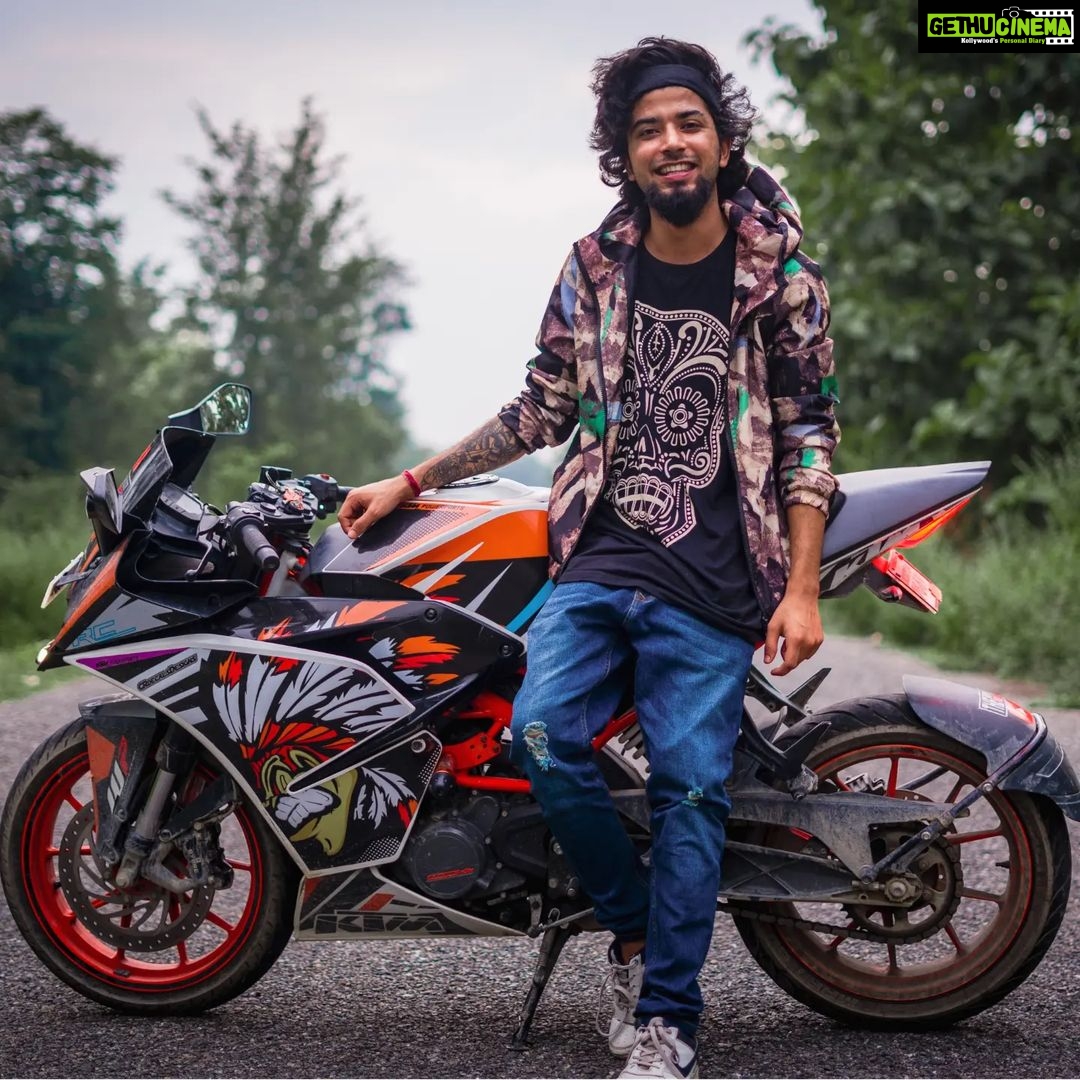 Anurag Dobhal Instagram - Shuru Se Shuru Karta Hu Itihaas Mai ππ . . . #theuk07rider #influencer #shotoniphone #superbikes #modified #youtuber #iphone #14promax #echo #reelkarofeelkaro #reelitfeelit #reelsinstagram #newsuperbike #hayabusa #delivery #meetup #bhopal #bmw #bmw1250gsa #gsadventure #gsa #northsikkim #4M #mustanggt #mustang #ford #supercars