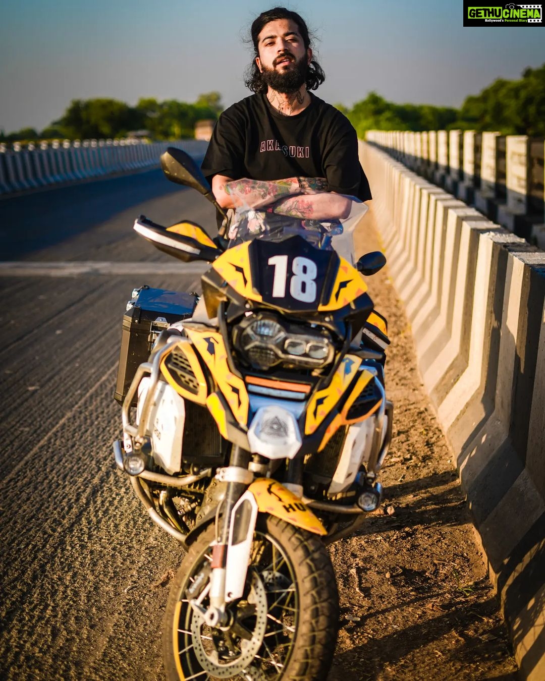 Anurag Dobhal Instagram - Has Mat Pagli πβ€οΈ Pyar Ho Jayega ππ . . . #theuk07rider #influencer #shotoniphone #superbikes #modified #youtuber #iphone #14promax #echo #reelkarofeelkaro #reelitfeelit #reelsinstagram #newsuperbike #hayabusa #delivery #meetup #bhopal #bmw #bmw1250gsa #gsadventure #gsa #indore #mp Nagpur Meri Jaan