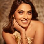 Anushka Ranjan Instagram - I used to be that “tall large girl”.. forever hunching so I could look smaller. Feeling embarrassed of who I was and how I looked.. then I thought why not turn my insecurities into my strength.. so I lost the weight and I became a model but then I was the girl who was never ever thin enough. The dream of being an actor was always hiding somewhere but the fear of not being good enough kept pulling me down. I got into this world and realised starting isn’t always as hard as sustaining and ever since I’m fighting to prove my place in the world .. may it be work, family or friends.. there are always things to make you feel lesser than but you have to remind yourself Life is full of ups and downs and curve balls and all you can do is fight for your place and believe in yourself. I thank myself everyday for being me.. unapologetically, unabashedly, passionately, happily just me! #ThankYouForComing Anushka Ranjan. I love you!❤️ @bhumipednekar @ektarkapoor 💥 I nominate my gorgeous humans to share their stories.. they inspire me everyday! @akansharanjankapoor @_vaanikapoor_ @karishmaktanna @sabinasheema @adityaseal