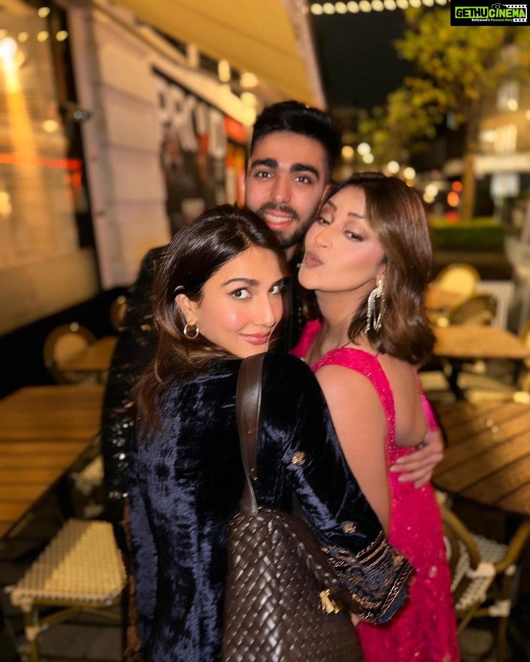 Anushka Ranjan Instagram - Happy Diwali✨🪔 Sending love and light from my beautiful family to yours🫶 London, United Kingdom
