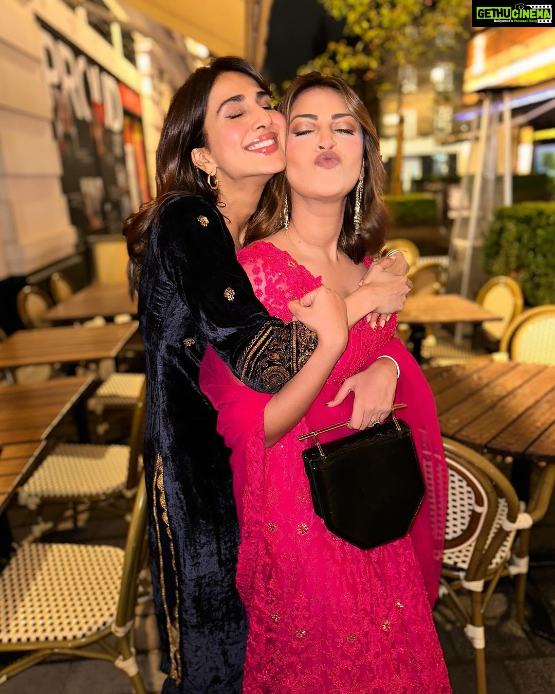 Anushka Ranjan Instagram - Happy Diwali✨🪔 Sending love and light from my beautiful family to yours🫶 London, United Kingdom