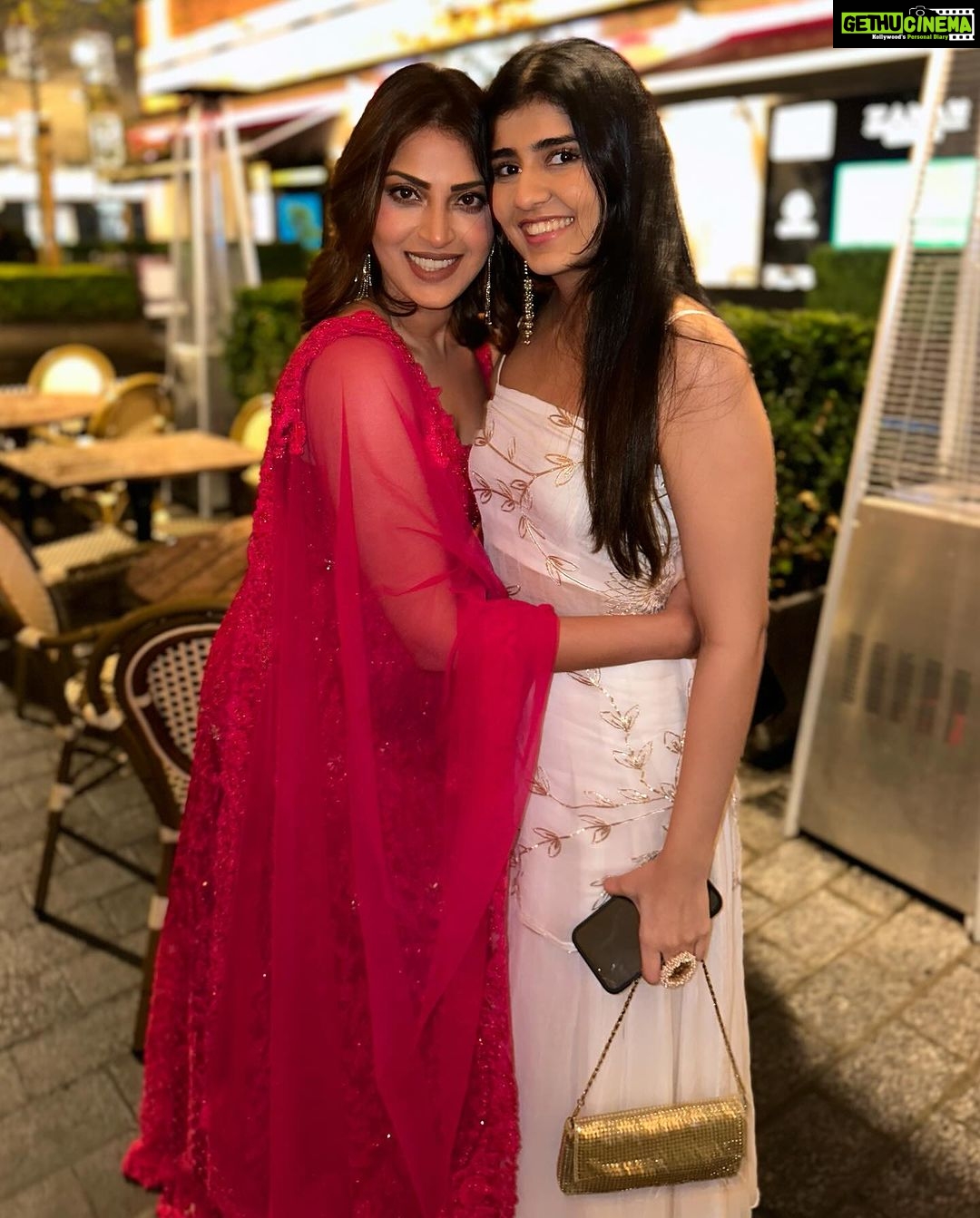 Anushka Ranjan Instagram - Happy Diwali✨🪔 Sending love and light from my beautiful family to yours🫶 London, United Kingdom