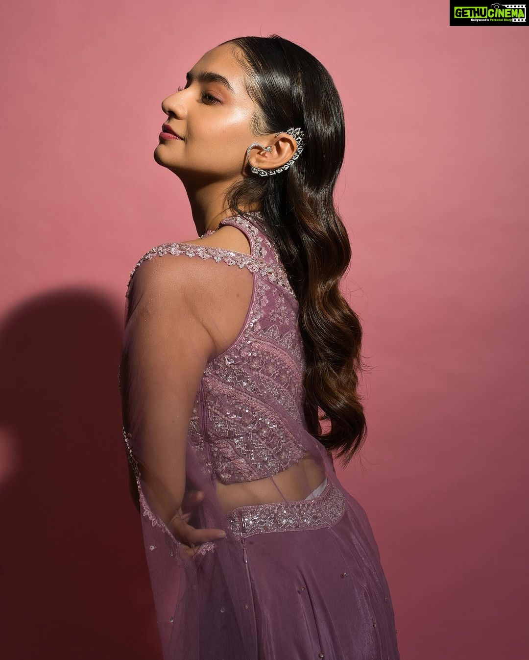 Anushka Sen Instagram - Just like magic π . For Bombay Fashion Week Outfit @panihari_mumbai Jewellery @miranabymegha Styled by @stylingbyvictor @sohail__mughal___ Assisted by @styleby_antara @janvijain123 πΈ @miteshsphotography Hair @hairbyradhika Makeup @makeupbysalonij