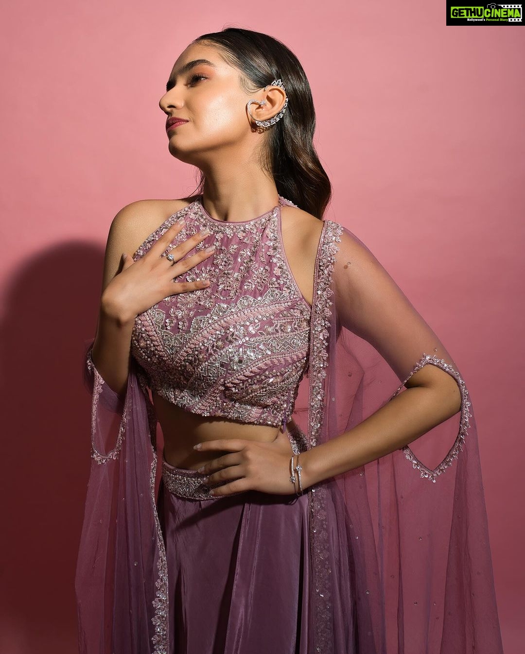 Anushka Sen Instagram - Just like magic π . For Bombay Fashion Week Outfit @panihari_mumbai Jewellery @miranabymegha Styled by @stylingbyvictor @sohail__mughal___ Assisted by @styleby_antara @janvijain123 πΈ @miteshsphotography Hair @hairbyradhika Makeup @makeupbysalonij